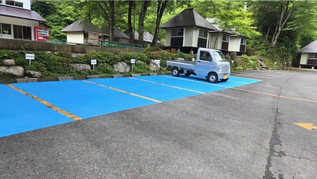 板取キャンプ場の受付駐車場。水色の駐車スペース