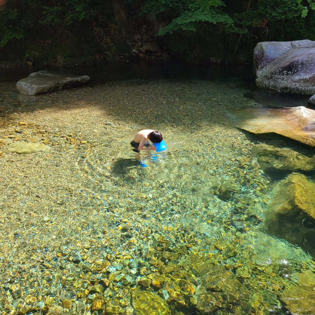 子供向けの浅い川の遊泳場
