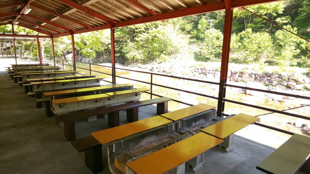 板取キャンプ場の屋根付きBBQテーブル